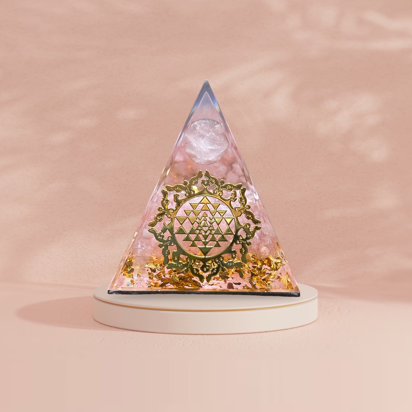 Pyramide orgonite en quartz rose