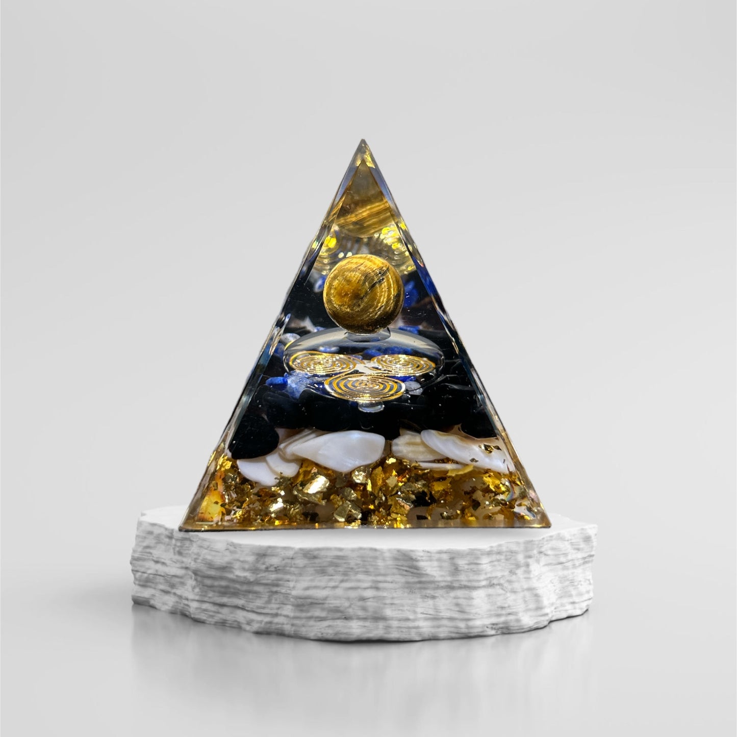 Pyramide orgonite en lapis lazuli, nacre, oeil de tigre & quartz fumé